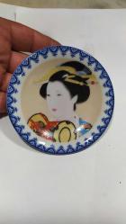 P7------JAPONYA ÜRETİMİ GEYŞA KADIN MOTİFLİ KÜÇÜK BOY PORSELEN TABAK