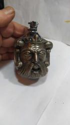 MSÇ6-----SAKALLI ADAM PİPO ŞEKLİNDE ESKİ ARIZALI GAZLI MASA ÇAKMAĞI