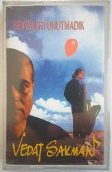 VEDAT SAKMAN SEVGİLERİ UNUTMADIK Kaset Sıfır .70