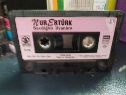 NUR ERTÜRK - SEVDİĞİM - İLVANLIM - KASET [KAĞIT BASKI - SARI BANDROL]