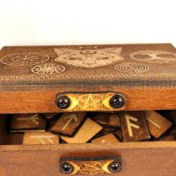 İskandinav Pagan Semboller Ahşap Kutu Sandık Içinde Runik Futhark Viking Alfabesi