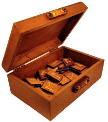 İskandinav Pagan Semboller Ahşap Kutu Sandık Içinde Runik Futhark Viking Alfabesi