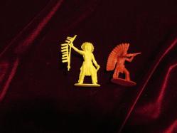 OYUNCAK KOLEKSİYON OBJESİ PLASTİK KÜÇÜK 1970 YILLARINA AİT 2 KIZILDERİLİ MİNİK FİGÜRLER 111