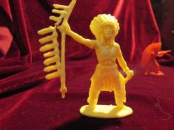 OYUNCAK KOLEKSİYON OBJESİ PLASTİK KÜÇÜK 1970 YILLARINA AİT 2 KIZILDERİLİ MİNİK FİGÜRLER 111