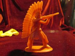 OYUNCAK KOLEKSİYON OBJESİ PLASTİK KÜÇÜK 1970 YILLARINA AİT 2 KIZILDERİLİ MİNİK FİGÜRLER 111