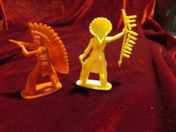 OYUNCAK KOLEKSİYON OBJESİ PLASTİK KÜÇÜK 1970 YILLARINA AİT 2 KIZILDERİLİ MİNİK FİGÜRLER 111