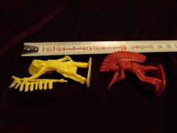 OYUNCAK KOLEKSİYON OBJESİ PLASTİK KÜÇÜK 1970 YILLARINA AİT 2 KIZILDERİLİ MİNİK FİGÜRLER 111