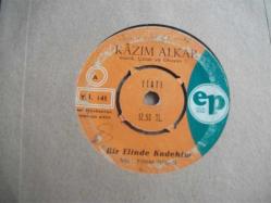 13 - KAZIM ALKAR - Bir elinde kadehim - Son bir sabahtı