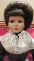FRANSA'DAN VİNTAGE PORSELEN BEBEK MADAM MOR GİYSİLİ 45 CM