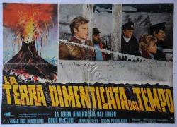 AFİŞ İTALYAN Tanrıların dehşeti .. : The Land That Time Forgot.. Doug McClure . John McEnery .  Susan Penhaligon  FROM THE BOOK OF EDGAR RICE BURROUGHS 3 BEZ AFİŞ 1974