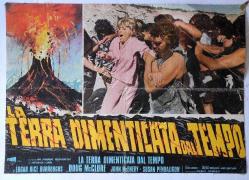 AFİŞ İTALYAN Tanrıların dehşeti .. : The Land That Time Forgot.. Doug McClure . John McEnery .  Susan Penhaligon  FROM THE BOOK OF EDGAR RICE BURROUGHS 3 BEZ AFİŞ 1974