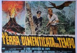 AFİŞ İTALYAN Tanrıların dehşeti .. : The Land That Time Forgot.. Doug McClure . John McEnery .  Susan Penhaligon  FROM THE BOOK OF EDGAR RICE BURROUGHS 3 BEZ AFİŞ 1974