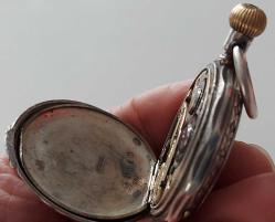 OSMANLI SON DÖNEM İSVİÇRE -RUSYA AFANCE-RETARD MARKA ORİJİNAL KURMALI ÇELTİKLİ GÜMÜŞ KASA MUHTEŞEM BAKIMLI PORSELEN KADRAN MOTİFLİ CEP SAATİ 1RR1A