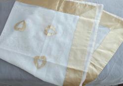 Antika - SİM İŞLEMELİ, KREM RENK  SATEN BANTLI  FİSKOS MASA ÖRTÜSÜ  ( 84 x 84 CM. ) - kitantik - kitaLog