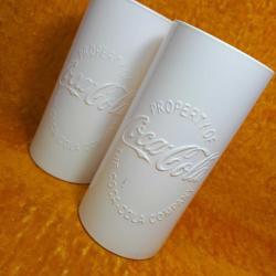 VINTAGE PROPERT OF THE COCA-COLA COMPANY BİR ÇİFT BEYAZ BOYAMA CAMLI , SİLİNDİR FORMLU BARDAK