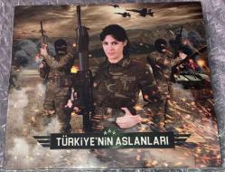 O Şimdi Asker Türkiye’nin Aslanları Tuğba Ekinci   2 CD  SIFIR JELATİNLİ AMBALAJINDADIR BASKISI TÜKENMİŞTİR