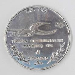 Nümismatik - Cumhuriyetin 75 Yılı için basılan 3.000.000 Lira Atatürk'ün Öğretmenlere Vecizesi Bulunan Gümüş Darphane Basım Para