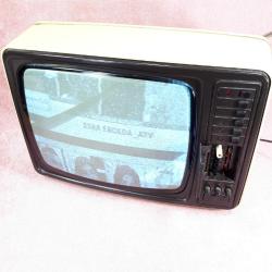 VINTAGE KREM RENKLİ ALMAN MALI ÇALIŞIR DURUMDA GRUNDIG TRIUMPH 1221 SİYAH BEYAZ 37 EKRAN TELEVİZYON