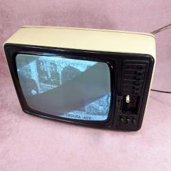 VINTAGE KREM RENKLİ ALMAN MALI ÇALIŞIR DURUMDA GRUNDIG TRIUMPH 1221 SİYAH BEYAZ 37 EKRAN TELEVİZYON