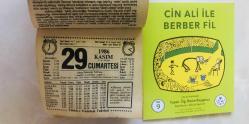 29 Kasım 1986 hediyelik orijinal Türkiye gazetesi takvim yaprağı (Cin Ali kitabı hediyeli:)