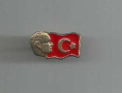 EN ÇOK İHTİYACIMIZ OLAN ATATÜRK VE BAYRAK TEMALI GÜZEL BİR ROZET...