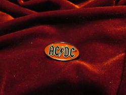 ROZET, AC/DC ROZET .DÜNYANIN EN MEŞHUR AVUSTRALYALI HARD ROCK GRUBUNUN ÇOK ŞIK KULLANILMAMIŞ  ROZETİ 7