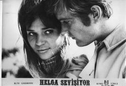 LOBİ KARTI PHOTO FİLM  HELGA SEVİŞİYOR.  8 ORİJİNAL LOBİ FOTOĞRAFI