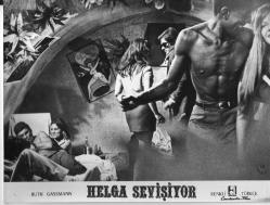 LOBİ KARTI PHOTO FİLM  HELGA SEVİŞİYOR.  8 ORİJİNAL LOBİ FOTOĞRAFI