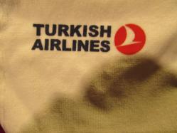 TÜRK HAVA YOLLARI 1990 LI YILLAR POŞETİNDE TERTEMİZ LOGOLU İŞLEMELİ ÇOK KALİTELİ PAMUK DOKUMA KENDİ ÜZERİNDE ASKILI KOLEKSİYON HAVLU 404