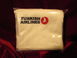 TÜRK HAVA YOLLARI 1990 LI YILLAR POŞETİNDE TERTEMİZ LOGOLU İŞLEMELİ ÇOK KALİTELİ PAMUK DOKUMA KENDİ ÜZERİNDE ASKILI KOLEKSİYON HAVLU 404