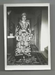 ÇOK ŞIK YEREL KIYAFETLİ KADIN KÜÇÜK EBAT FOTOĞRAF...