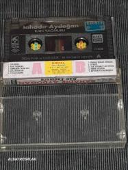 BAHADIR AYDOĞAN-KAN YAĞMURU.TEMİZ PROBLEMSİZ DÖNEM BASKISI TEYP KASETİDİR.