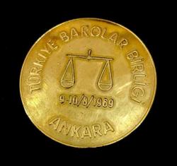 Türkiye Barolar Birliği 1969 - Altın görünümlü madalyon