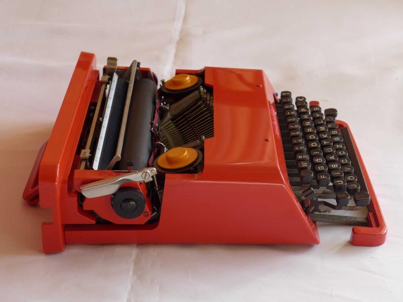 Olivetti Valentine Kırmızı Daktilo - Antika ve Koleksiyon