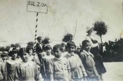 Efemera - TEVFİK FİKRET,OĞLU HALUK'U İSKOÇYA'YA ÖĞRENCİ OLARAK GÖNDERİRKEN YAZDIĞI Halûk’un Vedaı ŞİİRİNDE ''Bize bol bol ziya kucakla getir'' der. 1920'LERİN SONU / 1930'LARIN BAŞI İLKOKUL ÖĞRENCİLERİ ELLERİNDE 'BOL ZİYA' YAZILI PANKART VE BAŞLARINDA DA ÖĞRETMENLERİ OLDUĞU HALDE TÖREN ALANINDA YÜRÜYÜŞTELER. - kitantik - kitaLog