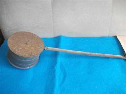 Antika - ESKİ - TENEKEDEN MISIR PATLATMA TAVASI - ÇAPI 13,5 CM - BOYU 54 CM - kitantik - kitaLog