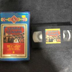 Efemera - VHS YERLİ FİLM NEŞELİ GÜNLER - kitantik - kitaLog