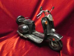 KOLEKSİYON OBJESİ  EL İŞÇİLİĞİ SİYAH İRİ VESPA SCOOTER MOTORSİKLET(1:36 ölçekte).ÇOK KALİTELİ VE SAĞLAM METAL ÜRÜN 787