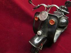 KOLEKSİYON OBJESİ  EL İŞÇİLİĞİ SİYAH İRİ VESPA SCOOTER MOTORSİKLET(1:36 ölçekte).ÇOK KALİTELİ VE SAĞLAM METAL ÜRÜN 787
