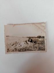 Ayten Alpman'ın Orijinal Fotoğrafı - 9 x 6 cm Ebadında - Ayten Alpman 1950'lerde Kırlarda Uzanırken Çekilmiş Bir Kare