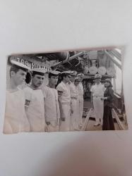Ayten Alpman'ın Orijinal Fotoğrafı - 18 x 12 cm EBADINDA - Ayten Alpman, Bir Başkadır Benim Memleketim Şarkısı Sonrası Türk Donanması'nı Ziyaret Ederken Askeri Gemide Askerlerle Çekilmiş Bir Fotoğraf