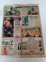 SAKLAMBAÇ GAZETE, 26 ARALIK 1976 - Ayten Alpman Kendinden 20 Yaş Küçük Bir Gençle Evleniyor - 1976 Fotoroman Kralı  Tamer Şahin - Leyla Akçatepe - Serseri Aşıklar - Aylin Urgal - Zeki Alasya- İlhami Gencer - OPON REKLAMI - MİTHAT ŞENER - 4 SAYFA