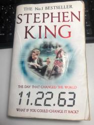 THE NO.1 BESTSELLER STEPHEN KING - THE DAY THAT CHANGED THE WORLD 11.22.63 WHAT IF YOU COULD CHANGE IT BACK? - HODDER 2011 - DİKKAT ÇOK HAFİF RUTUBET YEMİŞ FOTOLARA İYİ BAKALIM...