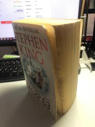 THE NO.1 BESTSELLER STEPHEN KING - THE DAY THAT CHANGED THE WORLD 11.22.63 WHAT IF YOU COULD CHANGE IT BACK? - HODDER 2011 - DİKKAT ÇOK HAFİF RUTUBET YEMİŞ FOTOLARA İYİ BAKALIM...