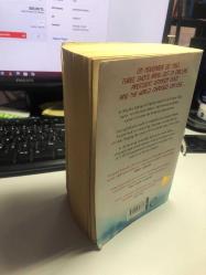 THE NO.1 BESTSELLER STEPHEN KING - THE DAY THAT CHANGED THE WORLD 11.22.63 WHAT IF YOU COULD CHANGE IT BACK? - HODDER 2011 - DİKKAT ÇOK HAFİF RUTUBET YEMİŞ FOTOLARA İYİ BAKALIM...