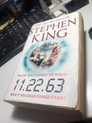 THE NO.1 BESTSELLER STEPHEN KING - THE DAY THAT CHANGED THE WORLD 11.22.63 WHAT IF YOU COULD CHANGE IT BACK? - HODDER 2011 - DİKKAT ÇOK HAFİF RUTUBET YEMİŞ FOTOLARA İYİ BAKALIM...
