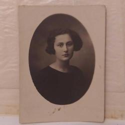 KRT98---STÜDYO FOTOĞRAFI ---AMERİCAN-CO YAZILI OSMANLICA KAŞELİ GENÇ HANIM