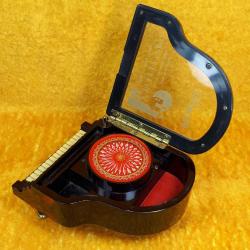 VINTAGE PIU MOSSO PIANISSIMO BORDO RENKLİ PİYANO FORMLU MÜZİKLİ TAKI KUTUSU