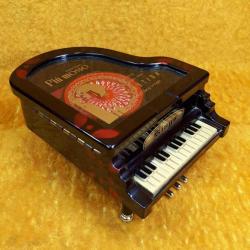 VINTAGE PIU MOSSO PIANISSIMO BORDO RENKLİ PİYANO FORMLU MÜZİKLİ TAKI KUTUSU