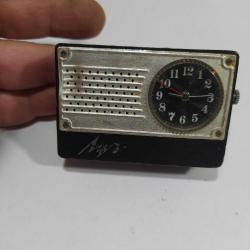 K68---------SOVYETLER BİRLİĞİ DÖNEMİ RUSYA ÜRETİMİ MİNİ BOY KURMALI MASA SAATİ--ÇALIŞIYOR